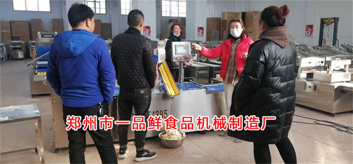 許昌老客戶(hù)考察350自動(dòng)疊片燴面機(jī)(圖1)