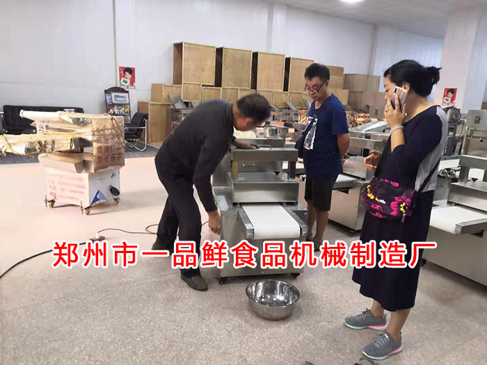 師傅現(xiàn)場調試機器