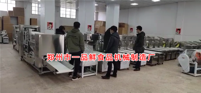 客戶(hù)考察自循環(huán)揉壓機(jī)和大型燴面機(jī)