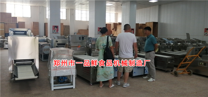 四川老客戶(hù)考察燴面機(jī)流水線(xiàn)