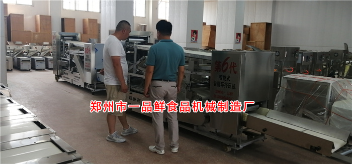 客戶(hù)考察大型自循環(huán)揉壓機(jī)